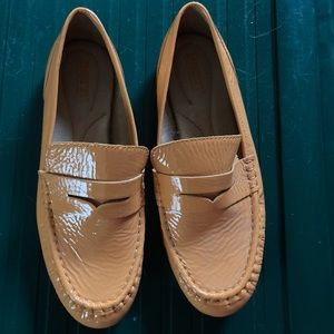 Born Betti like new orange patent loafers